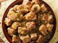 Рецепта Задушени свински хапки от месо от плешка с гъби печурки, арпаджик и шунка по ловджийски в тенджера